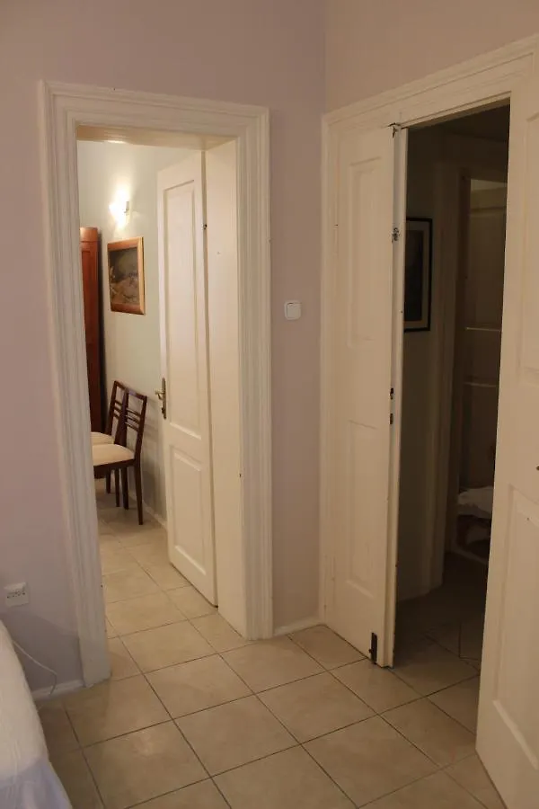 Adagio Theatre Apartment Split 0*,