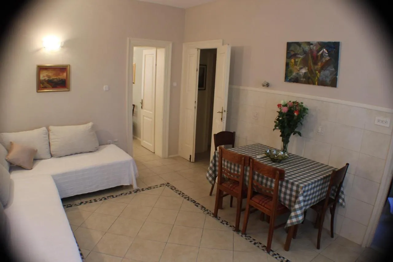 Adagio Theatre Apartment Split 0*,